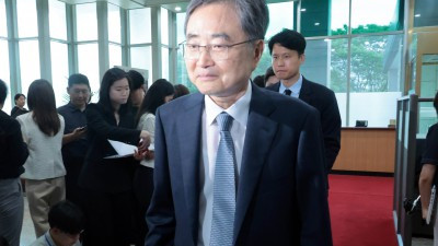 첫 출근하는 조현 외교부 장관