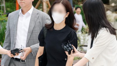 특검 출석하는 '김건희 집사' 김예성 씨 부인 정모 씨