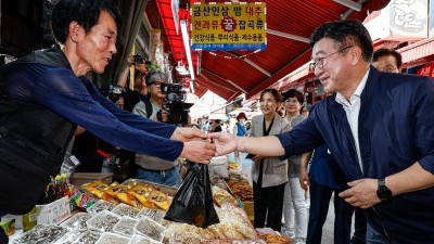 윤호중 장관, '민생회복 소비쿠폰' 사용처 현장점검