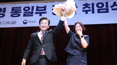 정동영 신임 통일장관, 꽃다발 받고 활짝