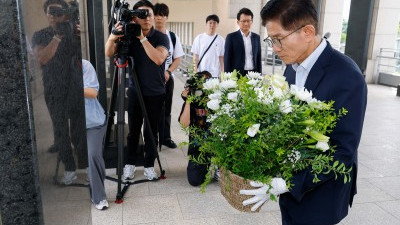 유엔군 전사자 명비 찾은 김문수 전 고용노동부 장관