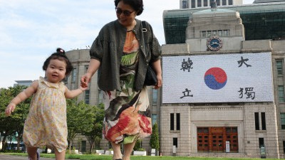 광복 80주년 기념 꿈새김판 '안중근 혈서 태극기'로 단장
