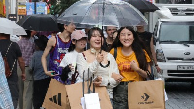 비가와도 즐거운 명동의 외국인 쇼핑객들 