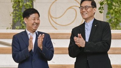 박수치는 구윤철 경제부총리와 이창용 한국은행 총재