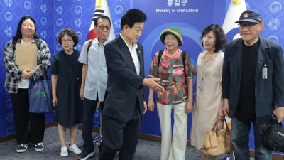 전후납북자피해가족연합회 이사진 만난 정동영 통일부 장관