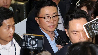 '집사게이트' 김예성 씨 귀국...공항서 체포