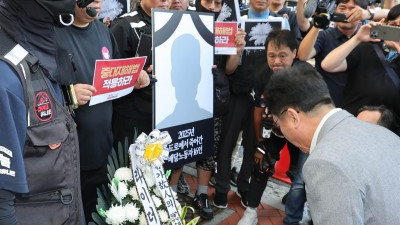 배달 라이더 영정에 고개숙여 인사하는 김영훈 고용노동부 장관