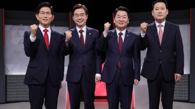 2차 TV토론회 포즈 취하는 국민의힘 당대표 후보자들 