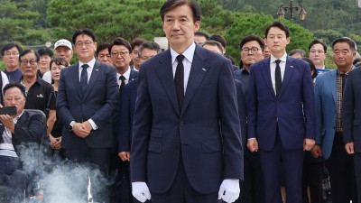 조국, 광주 국립5·18민주묘지 참배