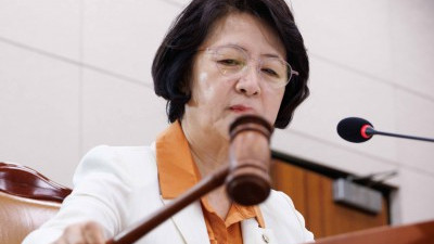 첫 법사위 주재하는 추미애 위원장