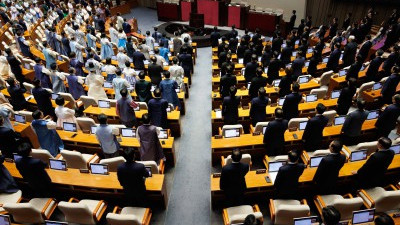 한복과 상복으로 나뉜 여야