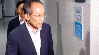 압수수색중인 본인 사무실 들어서는 추경호