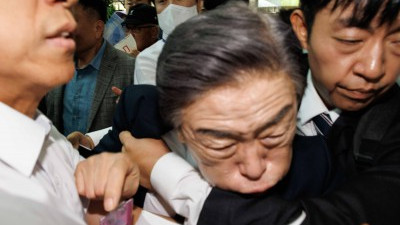 '광복절 망언' 항의받는 김형석 독립기념관장