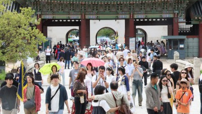 경복궁은 지금 '케데헌'효과로 입장객 만원 