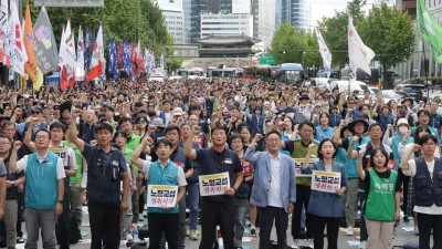 구호 외치는 ‘9·13 민주노총 결의대회’ 참석자들 