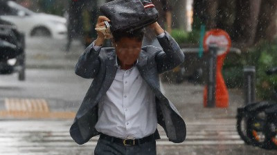 '쏟아지는 비를 피하며'