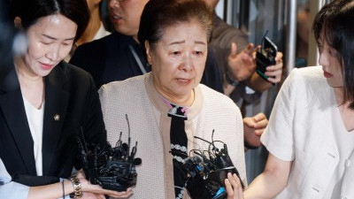 '불법 정치 자금 제공 의혹' 한학자 통일교 총재 특검 출석