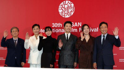 부산국제영화제 개막작 '어쩔수가없다' 기자회견