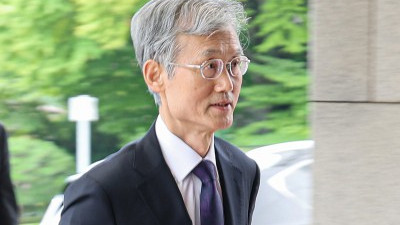 대법관 증원 토론 앞두고... 출근하는 조희대 대법원장