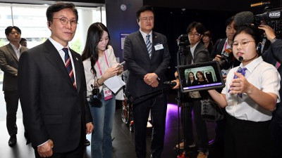 한국관광공사 하이커그라운드 찾은 김민석 총리 
