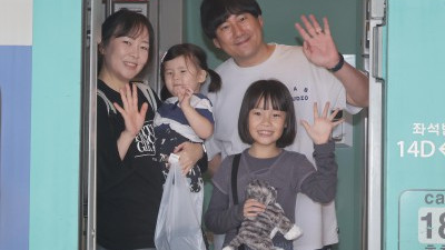 추석열차타고 고향가는 가족 