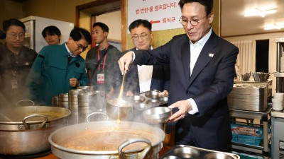 김민석 총리, 천원 아침백반 식당 격려 방문 