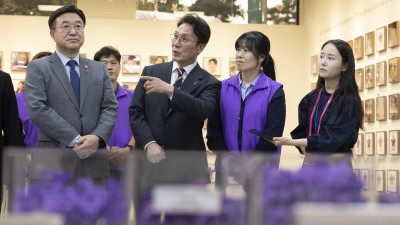 이태원 참사 추모공관 별들의집 찾은 김민석 총리