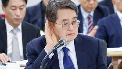 김동현 경기도 지사, 국감 질의에 '집중'