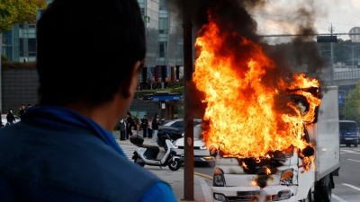 국민대 앞 3중 추돌사고...트럭 화재 발생