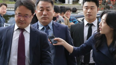 엄호 받으며 영장실질심사 참석하는 김계환 전 해병대 사령관