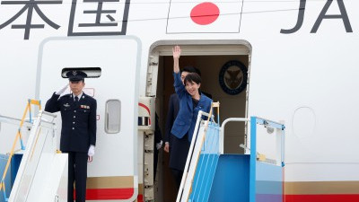 다카이치, 김해공항 도착...오늘 李대통령과 첫 정상회담