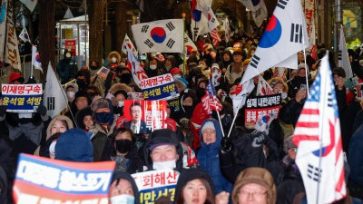 보수단체, 국회 앞에서 맞불 집회