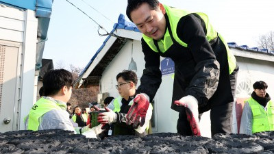 청년들과 연탄 봉사활동 나선 장동혁 대표