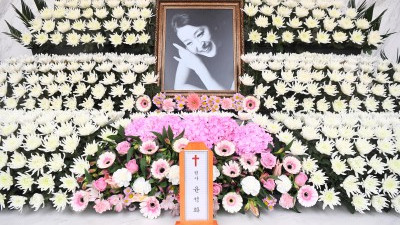 '1세대 연극 스타' 윤석화 투병중 별세