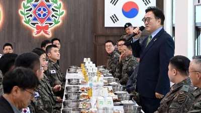 우원식 국회의장, 108기계화보병대대 위문 방문