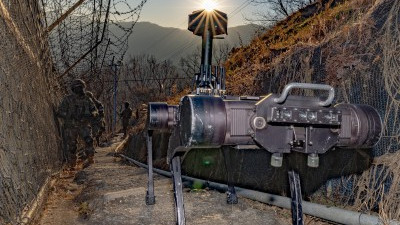 철책선 지키는 로봇…미래 전투 체계 현실화