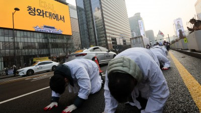 '해고위기' 청와대 비정규직 노동자, 청와대 행진하며 삼보일배