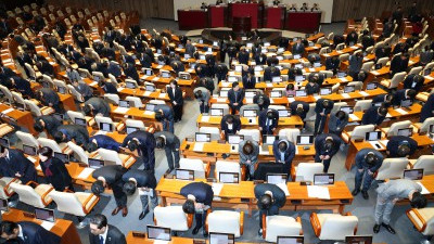 2025년 마지막 본회의, 국민들에게 인사하는 여야 의원들