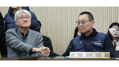 '서울버스 파업 D-1' 협상 앞두고 악수하는 김정환 - 박점곤