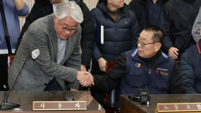 악수하는 서울시버스 노사