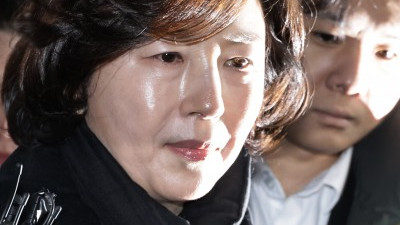 공천헌금 의혹 김경 서울시의원의 경찰 조사실로 이동