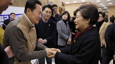 박근혜 전 대통령, 장동혁 대표 단식 농성장 방문