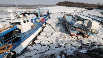 북극발 한파에 꽁꽁 얼어붙은 포구