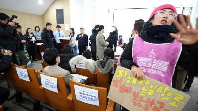 '학생인원의 날 기념식' 항의 받는 정근식 교육감