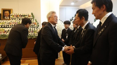 故 이해찬 전 총리 빈소 찾은 문재인 전 대통령