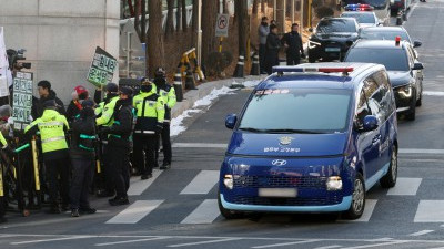 김건희 1심 징역 1년 8개월...법원 나오는 호송차