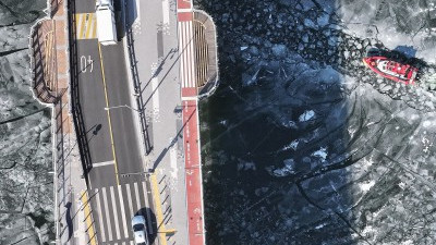 북극한파에 꽁꽁 얼어붙은 한강