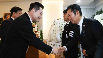 고 이해찬 빈소에서 만난 정청래-장동혁