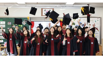 학사모 던지며 졸업하는 초등학교 학생들