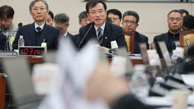 국회 과방위 전체회의 출석한 김종철 방미통위원장